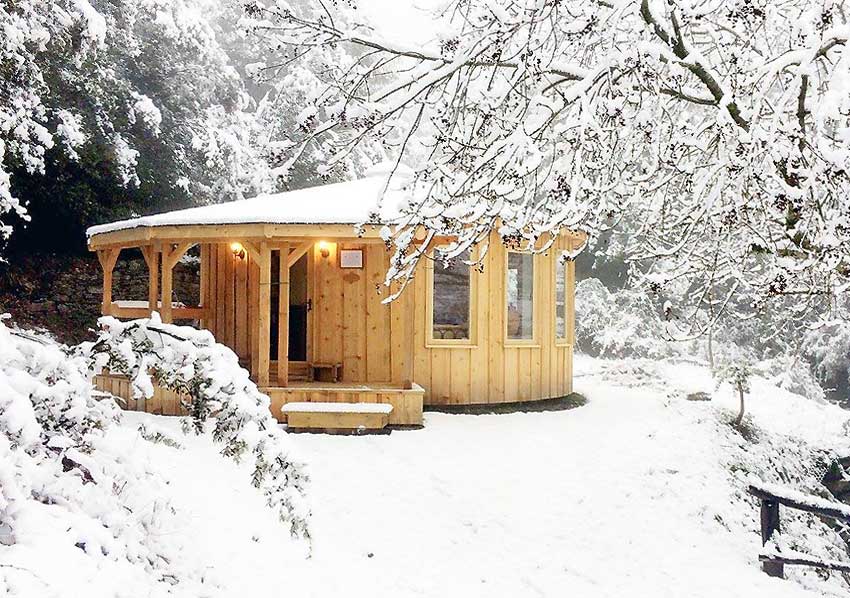 Gartenhaus im Winterwald